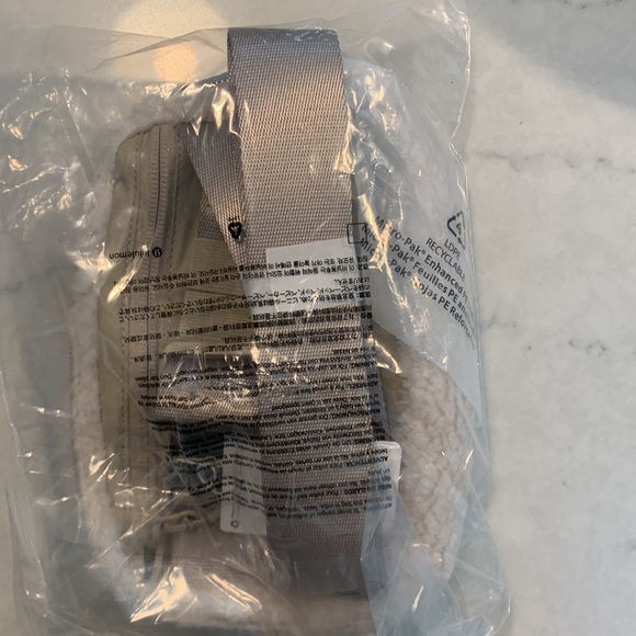 NWT Lululemon everywhere fleece belt bag - Picture 3 of 3